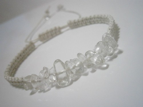 Bílý náramek s křišťálem (macramé) - REZERVACE — foto 3
