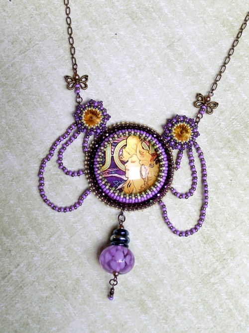 Violet Toulouse Mucha - náhrdelník — foto 3