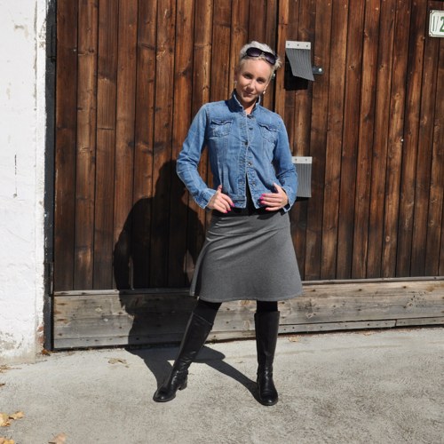 Světle šedá splývavá — foto 3