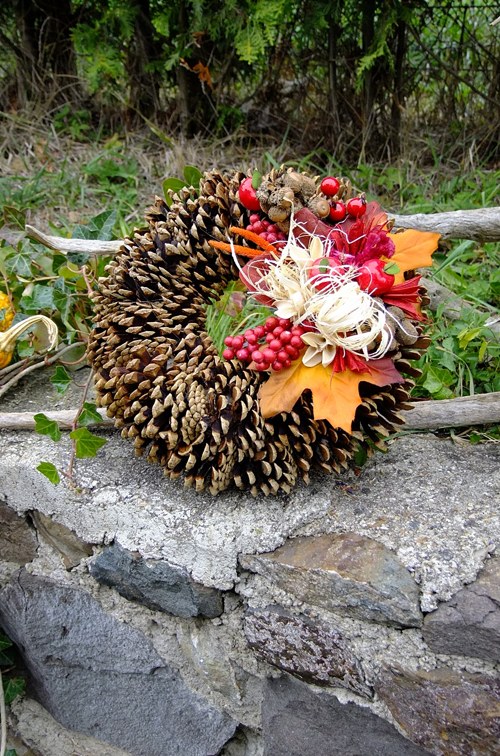 Dušičkový věneček - Vínový se šiškami — foto 3