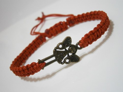 Červený náramek s andílkem (macramé) — foto 3