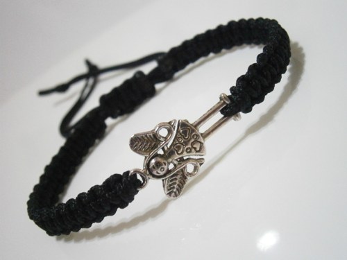 Černý náramek s andílkem (macramé) - Unisex — foto 2