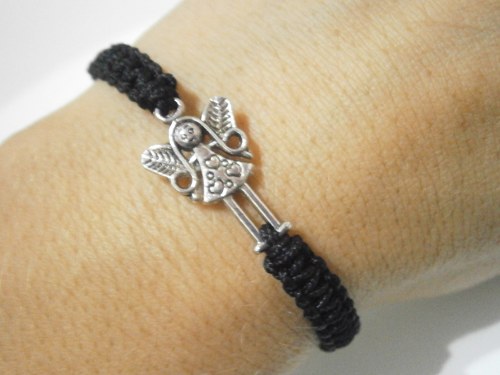 Černý náramek s andílkem (macramé) - Unisex — foto 5