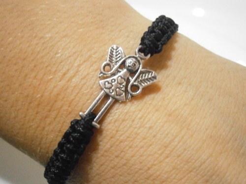 Černý náramek s andílkem (macramé) - Unisex — foto 6