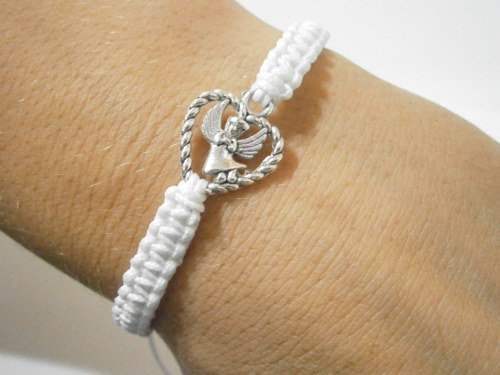 Bílý náramek s andílkem (macramé) — foto 2