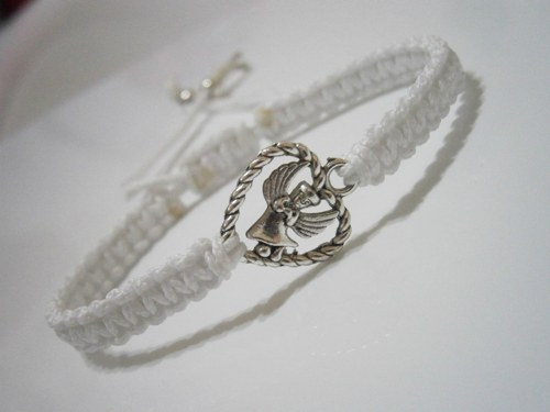 Bílý náramek s andílkem (macramé) — foto 3