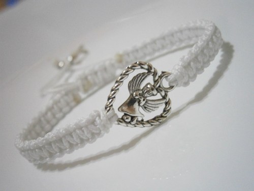 Bílý náramek s andílkem (macramé) — foto 4