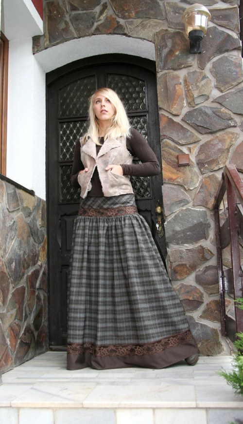 Dlouhá kostkovaná sukně — foto 5