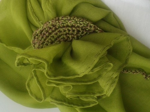 Šála-nákrčník s kytkou — foto 3