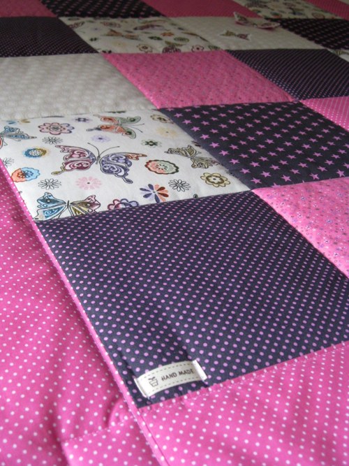 PATCHWORK dětská deka s kapsou a aplikacemi motýlů — foto 2