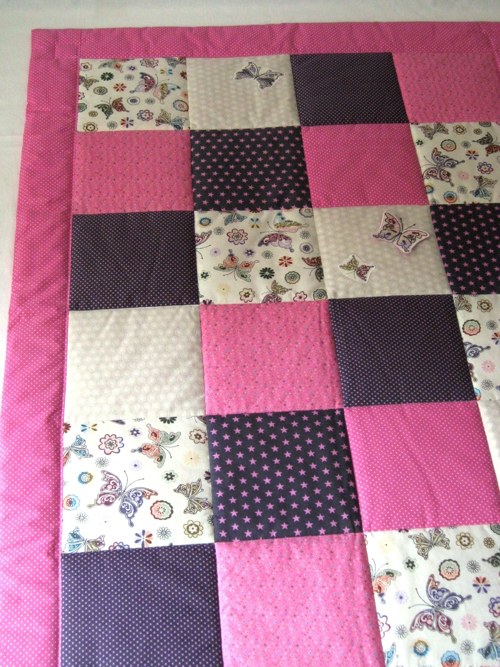 PATCHWORK dětská deka s kapsou a aplikacemi motýlů — foto 3