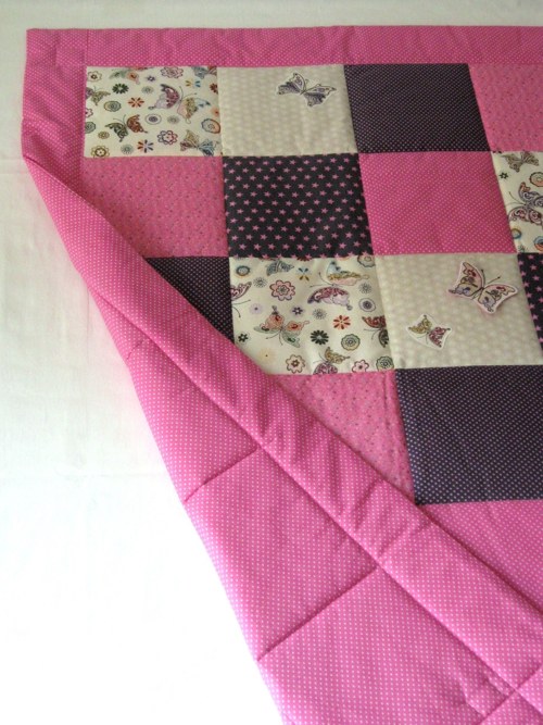 PATCHWORK dětská deka s kapsou a aplikacemi motýlů — foto 4