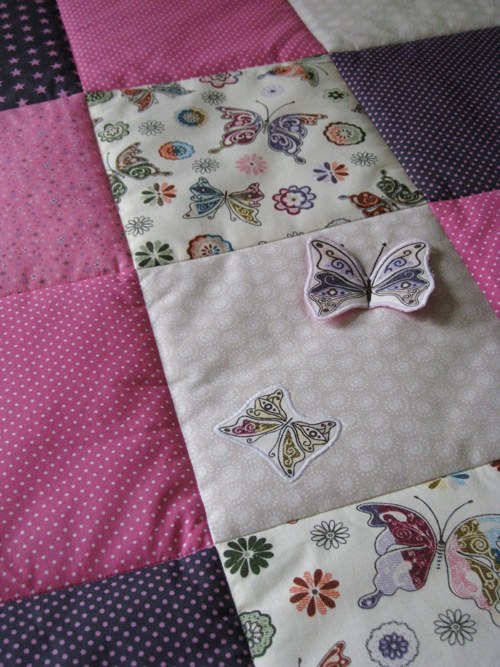PATCHWORK malá dětská deka s aplikacemi motýlů — foto 2