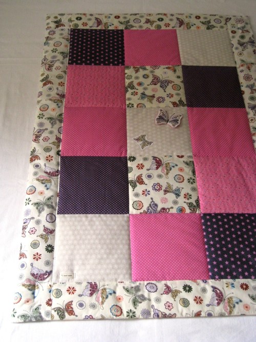 PATCHWORK malá dětská deka s aplikacemi motýlů — foto 3
