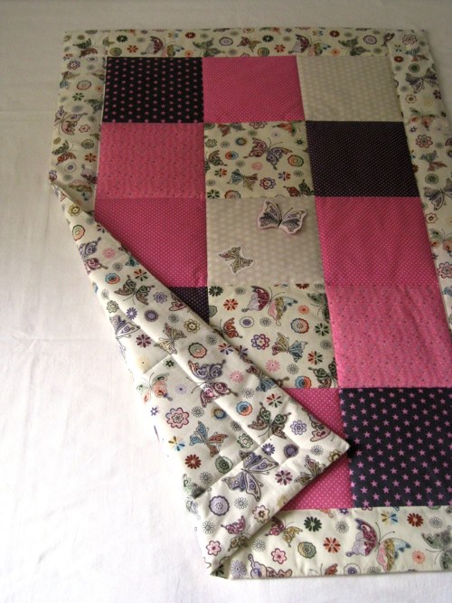 PATCHWORK malá dětská deka s aplikacemi motýlů — foto 4