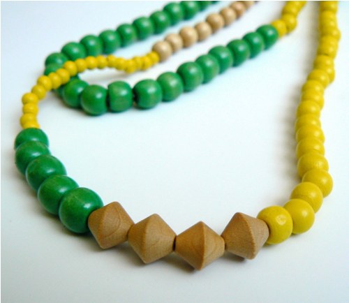 Náhrdelník dřevěný zelenožlutý — foto 4