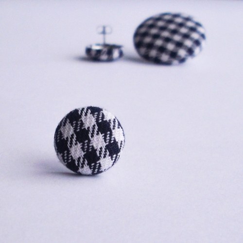 Náušnice buttonkové Černé káro — foto 2