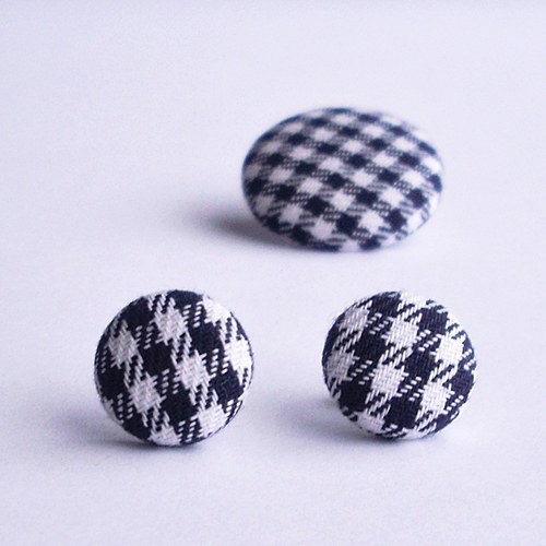 Náušnice buttonkové Černé káro — foto 3