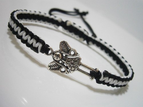 "Black&White" náramek s andílkem (macramé) — foto 3
