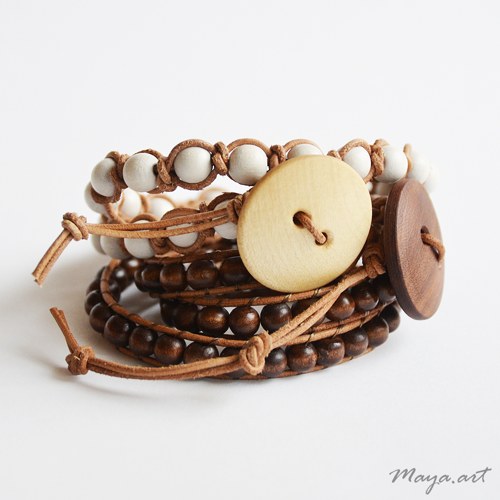 Hnědý náramek "LEATHER,WOOD&BUTTON" — foto 3