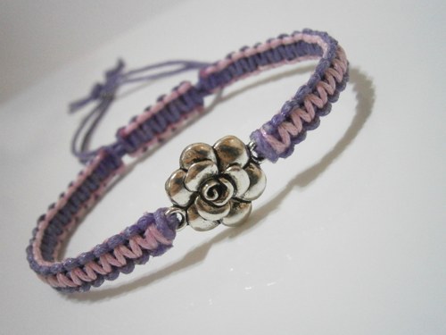 Fialkovorůžový náramek s kytičkou (macramé) — foto 2