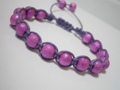 "Šeříkový" náramek (macramé/shamballa) — foto 2