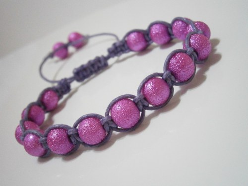 "Šeříkový" náramek (macramé/shamballa) — foto 3