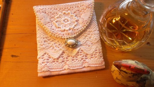 Krajková kapsička s knoflíkem — foto 2