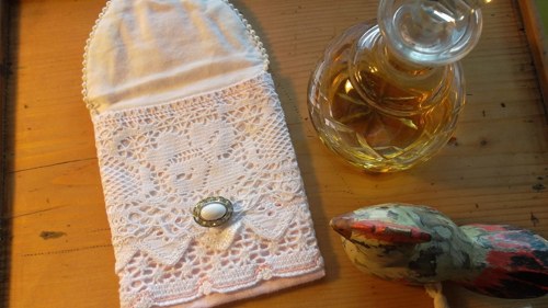 Krajková kapsička s knoflíkem — foto 3
