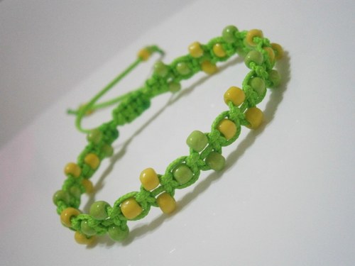 Zelenožlutý neonový náramek (macramé) — foto 2