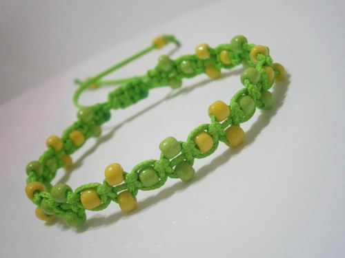 Zelenožlutý neonový náramek (macramé) — foto 3