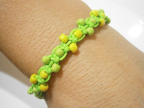 Zelenožlutý neonový náramek (macramé) — foto 4