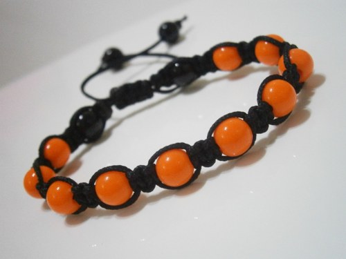 Černooranžový neonový náramek (macramé/shamballa) — foto 3