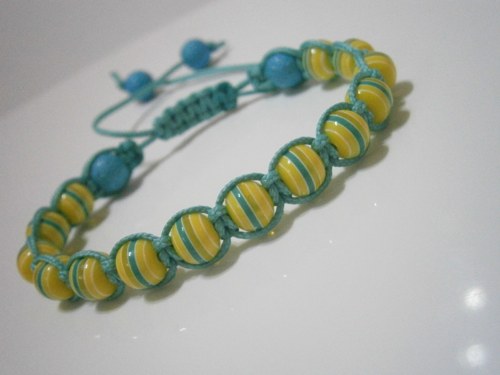 Modrožlutý náramek (macramé/shamballa) — foto 2