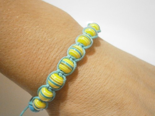 Modrožlutý náramek (macramé/shamballa) — foto 4
