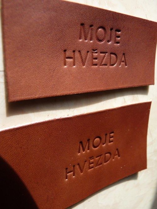 Štítek — foto 2