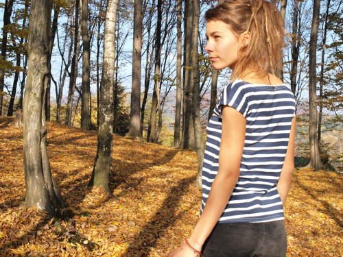 Triko slodičkovým výstřihem — foto 5