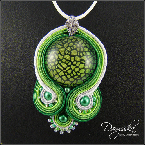 Zelenobílý soutache náhrdelník — foto 2