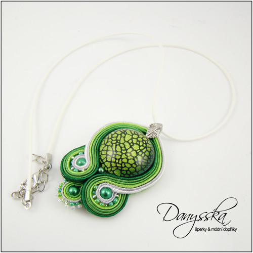 Zelenobílý soutache náhrdelník — foto 3