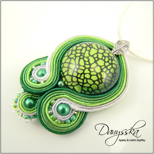 Zelenobílý soutache náhrdelník — foto 4
