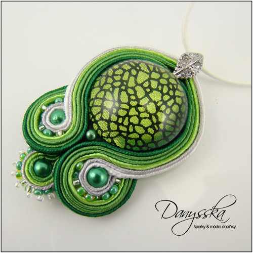Zelenobílý soutache náhrdelník — foto 5
