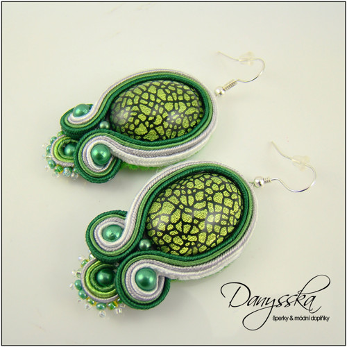 Zelenobílé soutache náušnice — foto 2