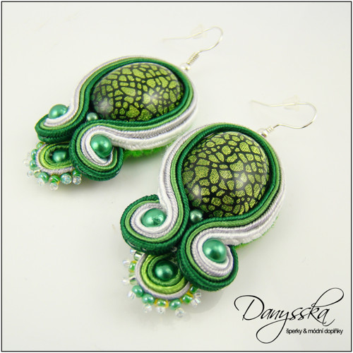 Zelenobílé soutache náušnice — foto 3