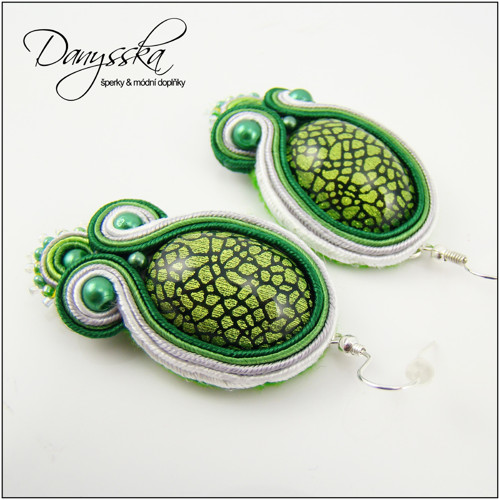 Zelenobílé soutache náušnice — foto 4