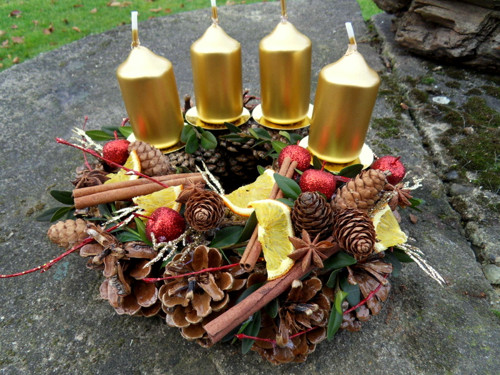 Adventní věneček šiškový zlatý — foto 2