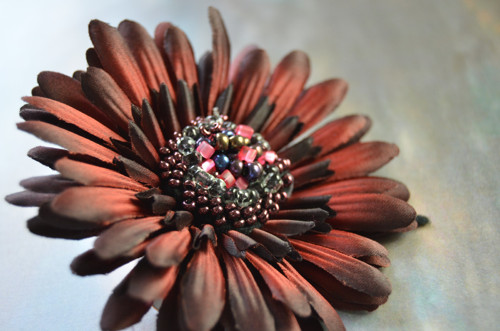 Gerbera vínová - brož + pineta — foto 2