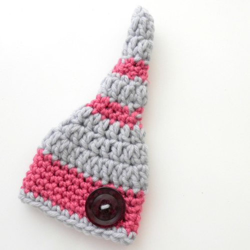 Háčkovaná čepička s maxi knoflíkem — foto 2