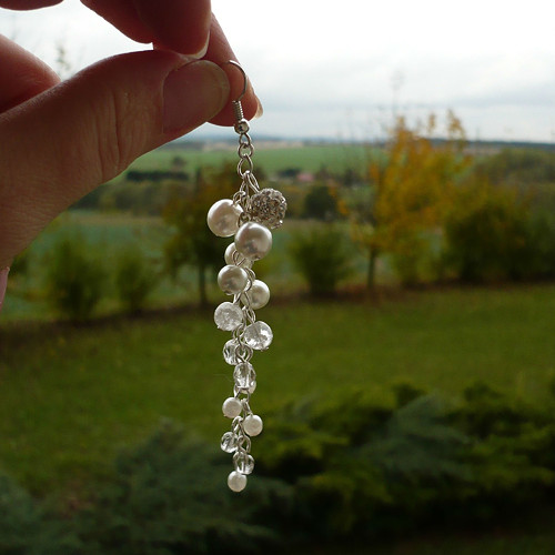 Bílé třpytivé hrozínky - dlouhé náušnice — foto 3