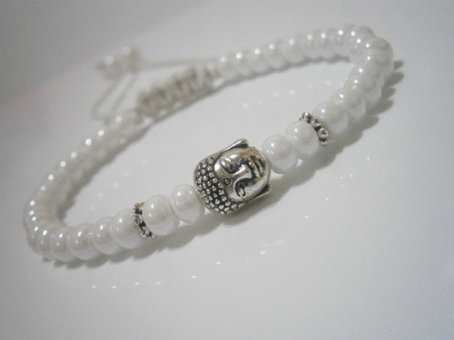 Bílý náramek s Buddhou (macramé) — foto 2