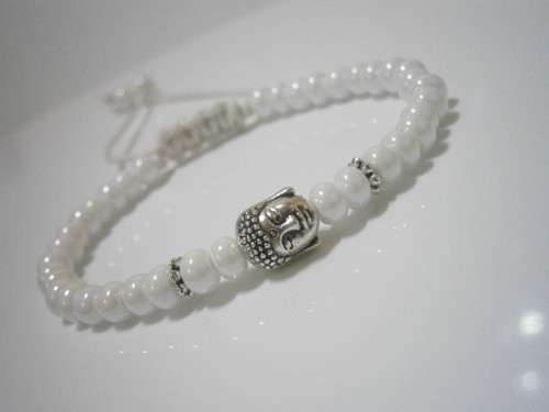 Bílý náramek s Buddhou (macramé) — foto 3